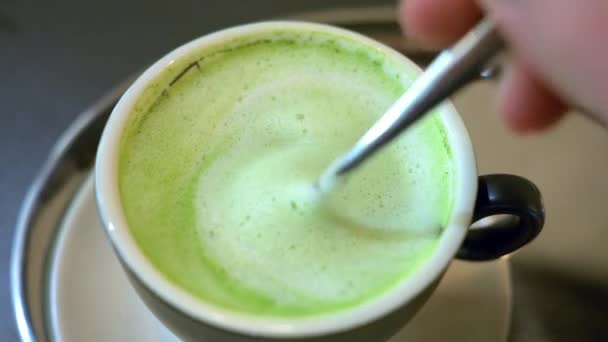 Cierre Hasta Verde Matcha Latte Bebida Una Taza — Vídeo de stock