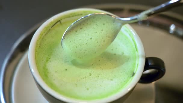 Κλείστε Πράσινο Matcha Latte Ποτό Ένα Φλιτζάνι — Αρχείο Βίντεο