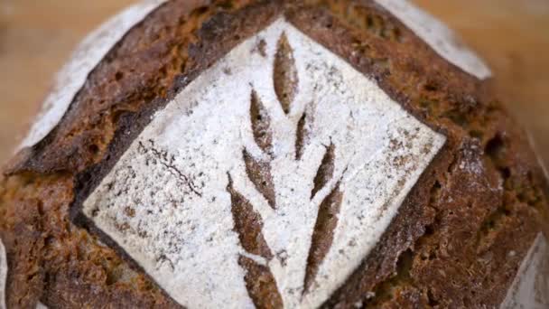 Крупним Планом Кустарний Свіжий Хліб Цільною Борошном — стокове відео