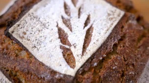 Zbliżenie Rzemieślniczego Świeżego Chleba Mąki Pełnoziarnistej — Wideo stockowe