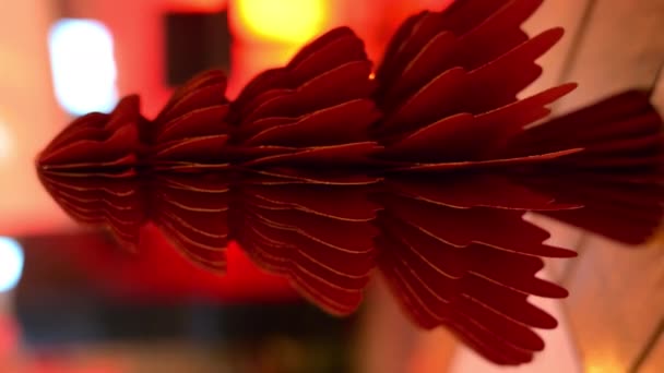 レストランでテーブル上の赤いファイアツリーの装飾 — ストック動画