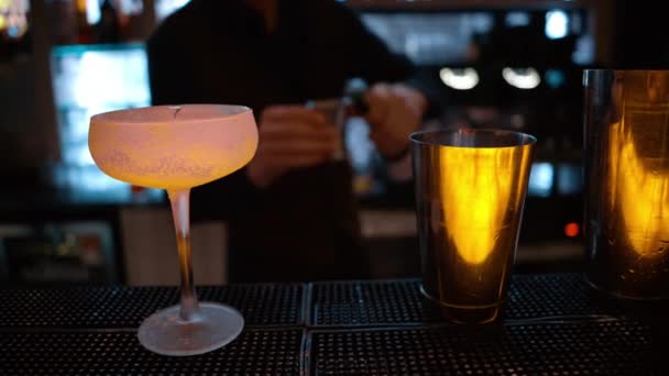 Barman Pouring Green Alcohol Cocktail Bar Neon Lights Night — Stock Video