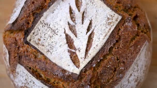 Zbliżenie Rzemieślniczego Świeżego Chleba Mąki Pełnoziarnistej — Wideo stockowe