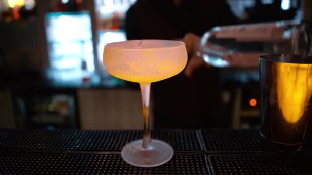 Barman Nalévá Zelený Alkoholový Koktejl Bar Neonovými Světly Noci — Stock video