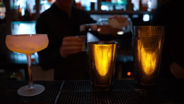 Barman Nalévá Zelený Alkoholový Koktejl Bar Neonovými Světly Noci — Stock video