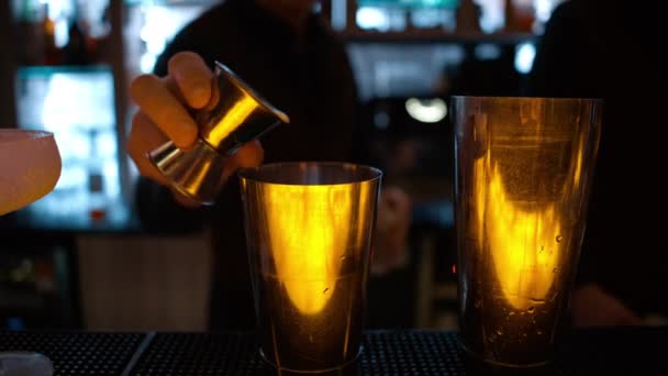 Barman Versare Cocktail Alcol Verde Bar Con Luci Neon Notte — Video Stock