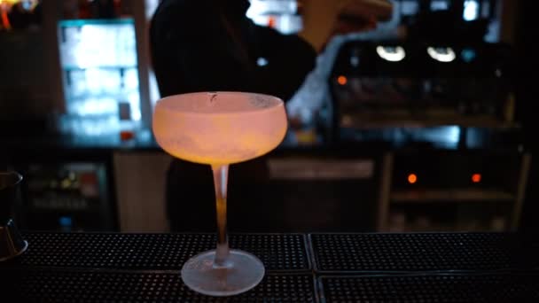 Barman Nalewa Zielony Koktajl Alkoholowy Bar Neonami Nocy — Wideo stockowe