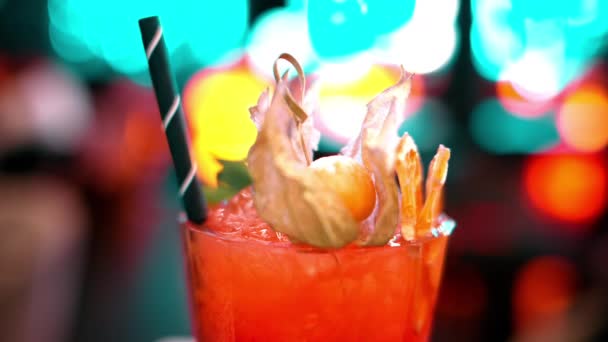 晚上在有霓虹灯的酒吧里 用冰块把橙红色的酒精鸡尾酒包起来 — 图库视频影像