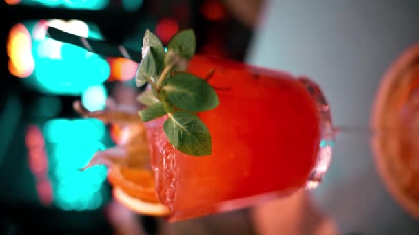 Närbild Orange Röd Alkohol Cocktail Med Bar Med Neonljus Natten — Stockvideo