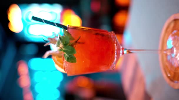 Gros Plan Cocktail Alcool Rouge Orangé Avec Glace Sur Bar — Video