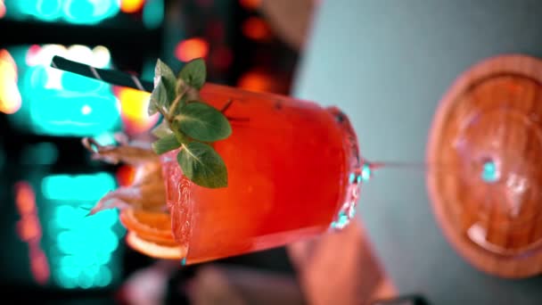 Chiudete Cocktail All Arancia Con Alcool Rosso Ghiaccio Bar Con — Video Stock
