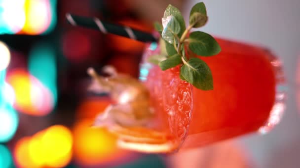 Nahaufnahme Orangeroter Alkoholcocktail Mit Eis Einer Bar Mit Neonlicht Der — Stockvideo