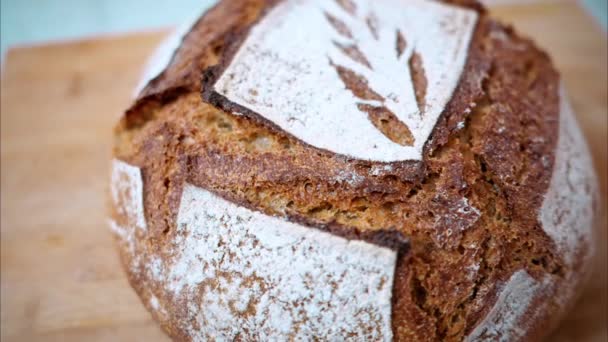 Sluiten Van Ambachtelijk Vers Brood Met Volkorenmeel — Stockvideo