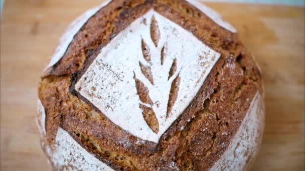 Крупним Планом Кустарний Свіжий Хліб Цільною Борошном — стокове відео