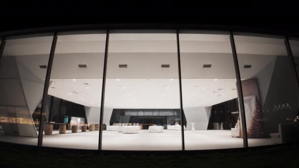 Modernes Gebäude Bei Nacht Für Feiern Und Weiße Tische — Stockvideo
