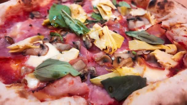 キノコ チーズ アーティチョーク トマト グリーンバジルでイタリアのピザを閉じる — ストック動画