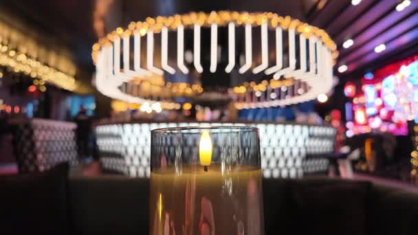 圣诞期间在有霓虹灯和圆圈的餐馆点着电子蜡烛 — 图库视频影像