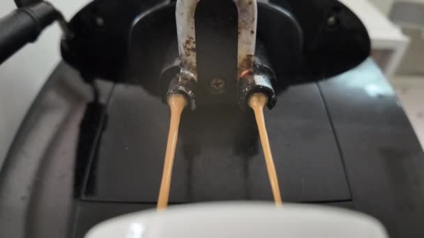 Yavaş Çekim Eski Kirli Kahve Makinesi Kahve Doldurma Hareketini Döndürür — Stok video