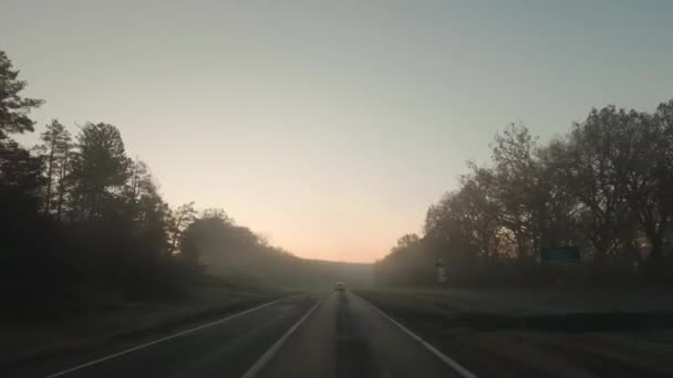 Blick Auf Autoscheibe Und Straße Morgen Bei Sonnenaufgang Mit Nebel — Stockvideo