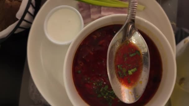 Повільне Обертання Червоного Українського Супу Білої Сметани Ресторані — стокове відео