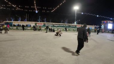 Chisinau, Moldova - 30 Aralık 2023: Buz pateni pistinde insanlar