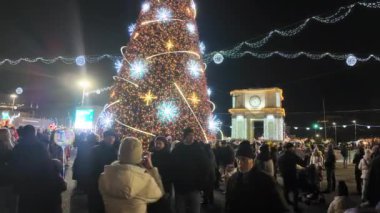 Chisinau, Moldova - 30 Aralık 2023: Geceleyin sokakta insanlar