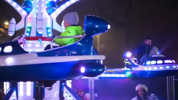 키시나우 몰도바 12월 2023 크리스마스 목마에 재미있는 아이들 — 비디오