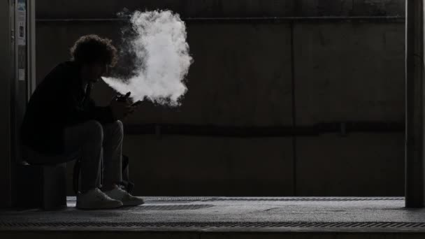 Cannes Fransa Nisan 2022 Tren Istasyonunda Sigara Içen Adam — Stok video