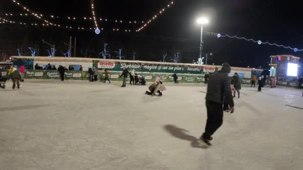 2023年12月30日 摩尔多瓦基希讷乌 圣诞溜冰场上的人们 — 图库视频影像