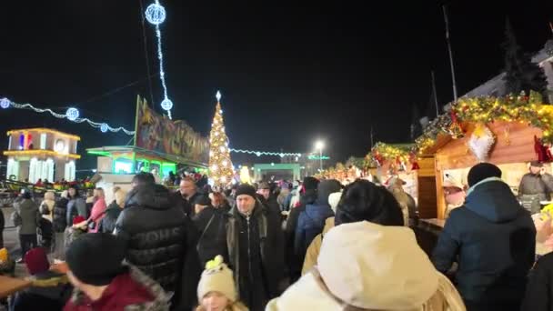 Chisinau Moldávia Dezembro 2023 Pessoas Rua Mercado Natal Noite — Vídeo de Stock