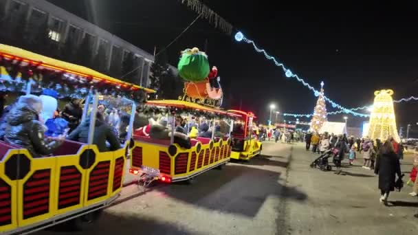 2023年12月30日 摩尔多瓦基希讷乌 圣诞市场上的黄色儿童列车 — 图库视频影像
