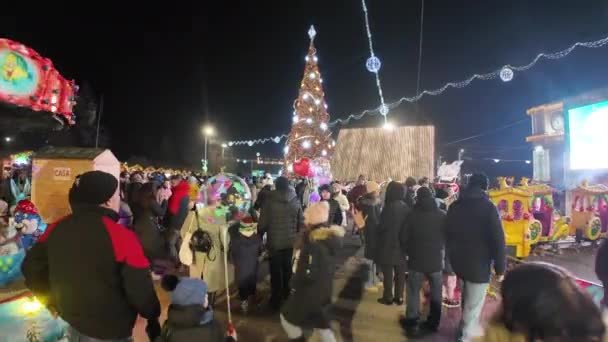 Кишинев Молдова Декабря 2023 Года Люди Улице Рождественском Рынке Ночью — стоковое видео
