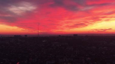 Chisinau şehrinin hava aracı görüntüsü, gün batımında, kırmızı gökyüzü ile mavi saat. Moldova