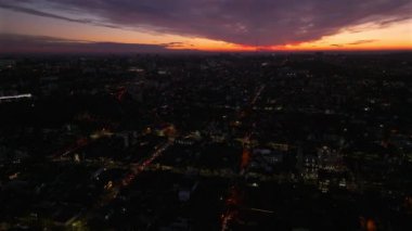 Chisinau şehrinin hava aracı görüntüsü, gün batımında, kırmızı gökyüzü ile mavi saat. Moldova