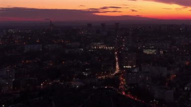 Chisinau şehrinin hava aracı görüntüsü, gün batımında, kırmızı gökyüzü ile mavi saat. Moldova