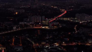 Geceleri Chisinau şehrinin hava aracı görüntüsü, mavi saat. Moldova