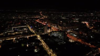Geceleri Chisinau şehir merkezinin hava aracı görüntüsü. Moldova