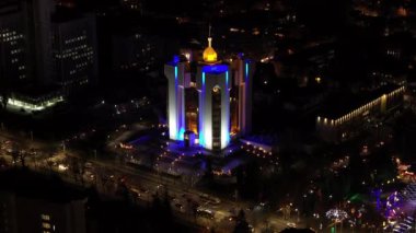 Gece başkanlık binasının hava aracı görüntüsü. Chisinau, Moldova