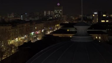 Geceleri Chisinau şehrinin hava aracı görüntüsü. Moldova