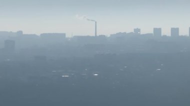 Sis ve enerji santrali dumanıyla dolu şehrin hava aracı görüntüsü