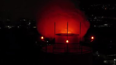 Geceleri kırmızı ışıklarla termik santralin hava aracı görüntüsü. Telefoto ortamı yakın çekim