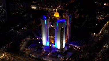 Gece başkanlık binasının hava aracı görüntüsü. Chisinau, Moldova