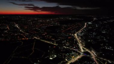 Chisinau şehrinin hava aracı görüntüsü, gün batımında, kırmızı gökyüzü ile mavi saat. Moldova