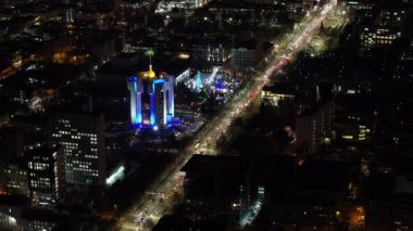 Geceleri başkanlık binası olan Chisinau şehir merkezinin hava aracı görüntüsü. Moldova