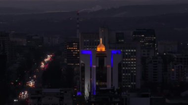 Geceleri başkanlık binası olan Chisinau şehir merkezinin hava aracı görüntüsü. Arka planda termik santral var. Moldova