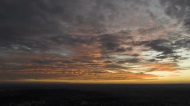 Gökyüzü bulutlarla hareketli günbatımının yüksek hızdaki hava aracı.