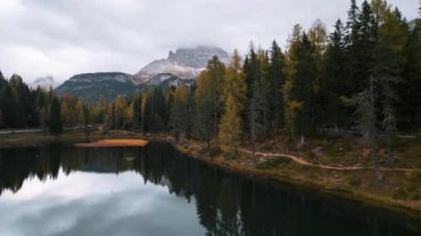 Misurina Gölü 'nün sonbahar ormanlarıyla çevrili havadan çekilmiş görüntüleri. Lavaredo Dağları' nın Üç Tepesi arka planda Dolomitler, İtalya.