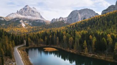 Misurina Gölü 'nün sonbahar ormanlarıyla çevrili havadan çekilmiş görüntüleri. Lavaredo Dağları' nın Üç Tepesi arka planda Dolomitler, İtalya.