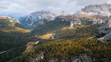 Val Gardena Vadisi 'nin sonbaharda Dolomitler, İtalya' da dağlarla çevrili hava aracı görüntüsü.