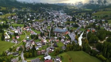 İtalya 'nın Dolomitlerin kalbinde, Bahçedeki St. Ulrich köyü.